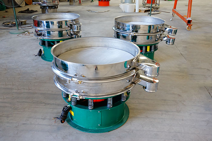 玉米淀粉振動篩分機的特點：產品的振動頻率高，振幅大，可篩分物料比較廣泛，采用304不銹鋼材質，對于物料篩分有一定的優勢。