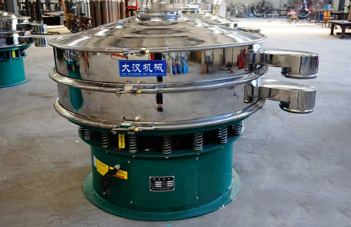 玻璃粉振動篩比較常見的材質為不銹鋼材質,但其碳鋼材質的設備相對來說其使用壽命不夠長,對于一些特殊行業的物料的篩分也比較有限,所以目前比較受歡迎的材質為不銹鋼材質。