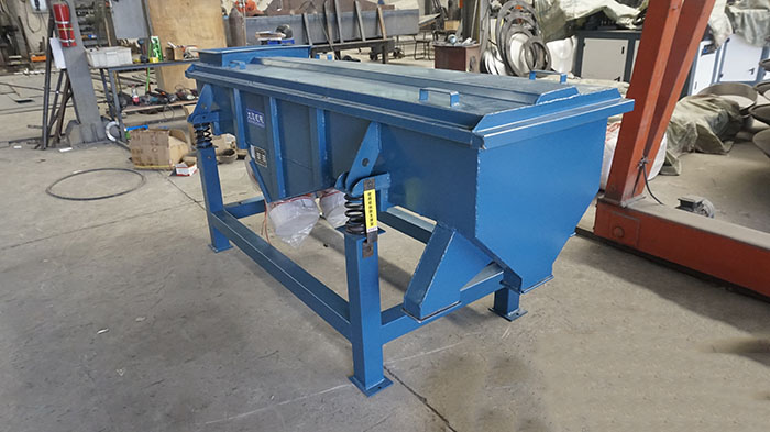 520型直線振動(dòng)篩主要采用的還是304不銹鋼材質(zhì),能夠?qū)崿F(xiàn)長(zhǎng)久化衛(wèi)生化的物料的篩分。