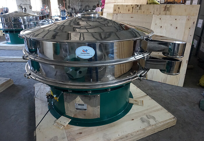 橡膠粉除雜振動篩采用的是不銹鋼+碳鋼材質。